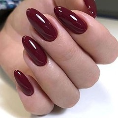 Todo lo que necesitas saber sobre las uñas postizas almendradas